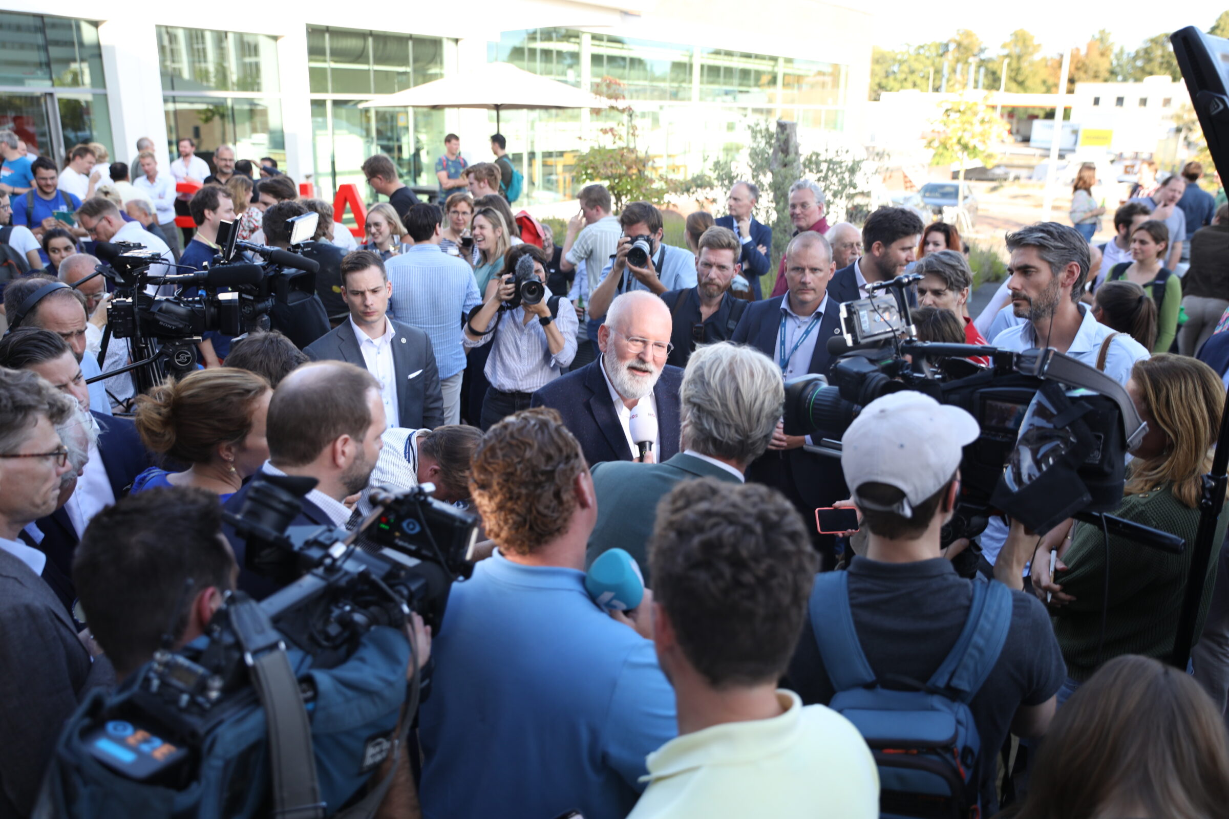 Frans Timmermans omringd door journalisten. 