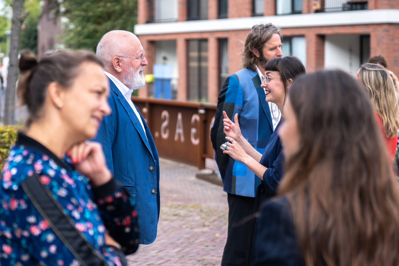 Frans Timmermans in gesprek met jongeren van het Innovatielab Circulaire Economie (NICE), in Meppel