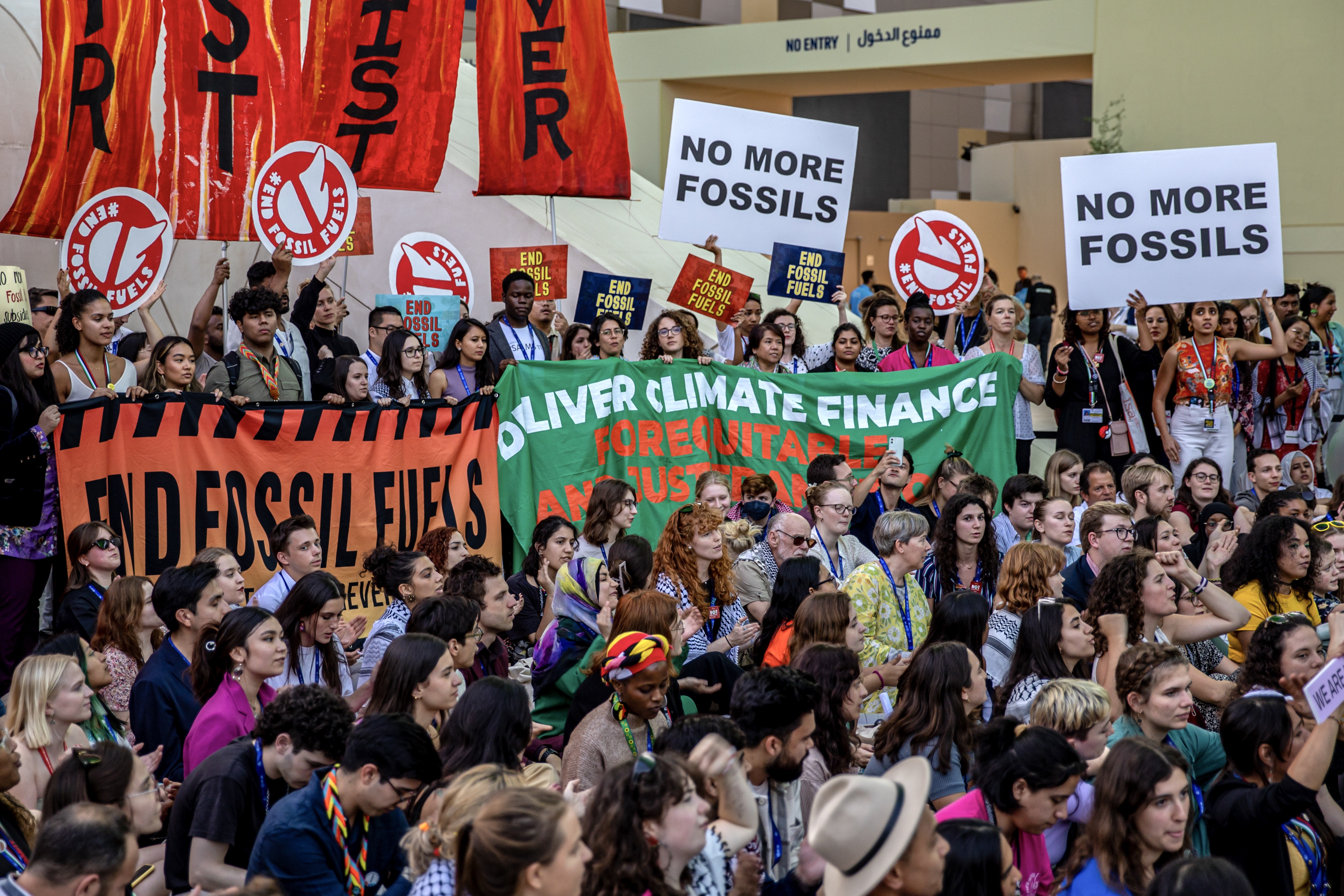 Demonstranten tegen fossiele subsidies tijdens de Klimaattop (COP28) in Dubai in 2023.