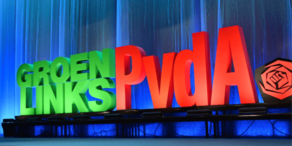 GroenLinks-PvdA letters op het podium van het TK verkiezingscongres 2023