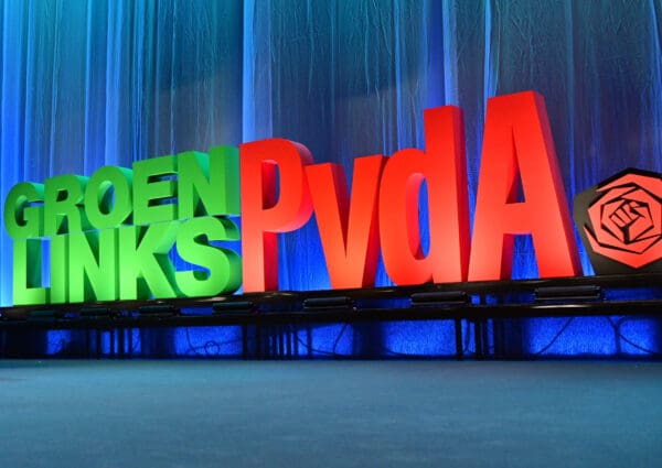 Het GroenLinks-PvdA logo in grote letters op het podium op het verkiezingscongres van 2023
