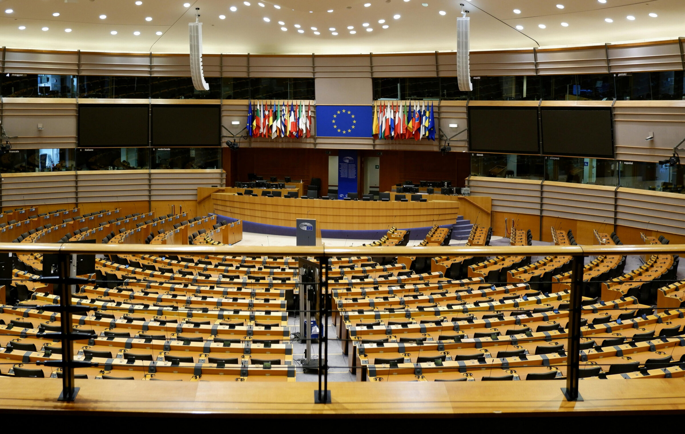 Een lege zaal van het Europees Parlement in Brussel.
