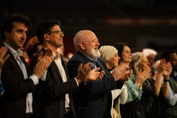 Jesse Klaver, Bas Eickhout, Frans Timmermans, Esmah Lahlah, Katinka Eikelenboom, en Esther-Mirjam Sent applaudisserend op het partijcongres van GroenLinks-PvdA 2024.