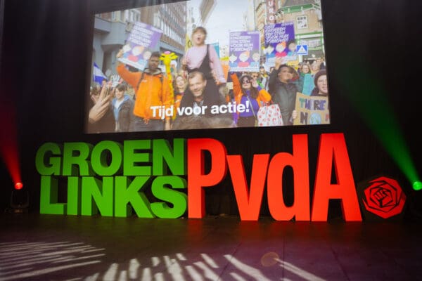 groenlinks-pvda logo op een podium