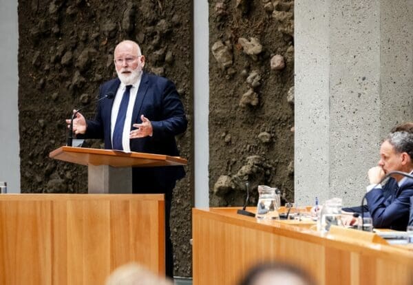 Frans Timmermans in debat over het geweld in Amsterdam