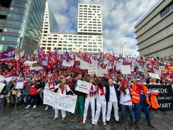 Zorgmedewerkers voeren actie tegen de uitbuiting van zorgpersoneel. Afbeelding bij de petitie: stop het graaien in de zorg!