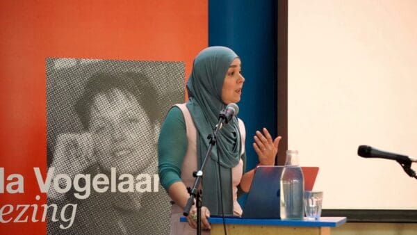 Foto van Esmah Lahlah die de Ella Vogelaar Lezing geeft